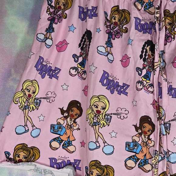 Cakeworthy x Bratz Pink AOP Cropped Pajama Shorts Size 4XL - Picture 3 of 7